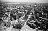Luftaufnahme des zerstörten Hamburg nach einem Luftangriff im Zweiten Weltkrieg, mit Trümmern und breiter Straße.