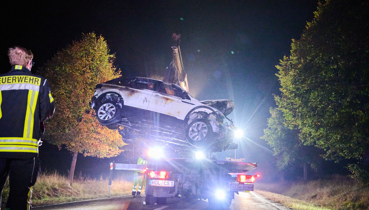Automitive Icon Beim Überholen: Auto kracht frontal in Moped-Gruppe – vier Teenager tot