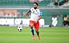 Immanuel Pherai vom HSV läuft im Testspiel gegen Rapid Wien mit dem Ball über den Rasen.