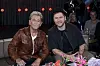 Peter Maffay und Johannes Oerding sitzen in der NDR-Talkshow im Studio und blicken in die Kamera.