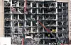 Arbeiter durchsuchen die Trümmer des zerstörten Murrah Federal Building in Oklahoma City; ein Kran ragt ins Gebäude.