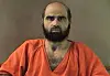 Der frühere Armeepsychiater Maj. Nidal Hasan sitzt in orangefarbener Haftkleidung vor neutralem Hintergrund.