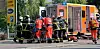Rettungskräfte versorgen die schwer verletzte Frau vor dem Edeka-Markt am Wiesendamm.
