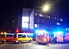 Einsatzfahrzeuge der Feuerwehr und des Rettungsdienstes stehen vor einer Flüchtlingsunterkunft in Hamburg-Hamm, in der mehrere Menschen durch Reizgas verletzt worden sind.