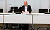 Olaf Scholz sitzt als Zeuge im Untersuchungsausschuss in Schwerin an einem Tisch.