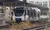 Ein ausgebrannter Zug der privaten Niederbarnimer Eisenbahn (NEB) steht im S-Bahnhof.