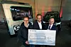 26 Millionen Euro übergab Bundesverkehrsminister Volker Wissing (FDP, rechts) für das Hamburger Projekt zum autonomen Fahren an Verkehrssenator Anjes Tjarks (Grüne, Mitte) und den ehemaligen Hochbahn-Chef Henrik Falk.