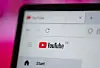 Auf einem Laptop-Bildschirm sieht man das Logo von Youtube.