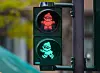 Ampel in Mainz mit rotem und grünem Mainzelmännchen-Signal gleichzeitig sichtbar
