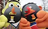 Ernie und Bert aus der Sesamstraße präsentieren eine Fußgängerampel in Hamburg.