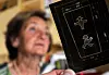 Hildegard Peglau hält in Berlin einen Originalentwurf des Ost-Ampelmännchens.