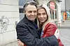 Jo Gerner (Wolfgang Bahro) und Sunny Richter (Valentina Pahde) verabschieden sich schweren Herzens voneinander – aufgenommen bei Dreharbeiten zur Folge 7734 von „Gute Zeiten, schlechte Zeiten“. (Archivbild)