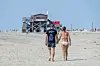 Touristen in St. Peter-Ording am Strand. (Symbolfoto)