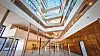 Modernes Atrium im Haus der Erde der Universität Hamburg am Schlump mit Glasdach und mehrgeschossigen Innenbereichen