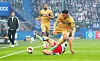 Bilal El Khannouss steht neben dem am Boden liegenden Louis Lemke beim HSV-Spiel gegen Stuttgart in Hamburg.