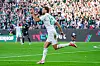 Niklas Füllkrug jubelt im Werder-Trikot nach dem 1:2 gegen Augsburg auf dem Rasen.
