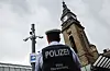 Ein Polizist am Hauptbahnhof. Neue Überwachungskameras sollen für mehr Sicherheit sorgen.