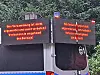 Zwei Busse mit roten LED-Anzeigen warnen vor einer nicht angemeldeten Versammlung.