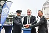 Innensenator Andy Grote (SPD, M), Falk Schnabel (r), Polizeipräsident Hamburg, und Christian Linkogel, Inspektionsleiter Bundespolizei, bei der symbolischen Inbetriebnahme neuer Überwachungskameras zur Videoüberwachung vor dem Hauptbahnhof am Hachmannplatz.