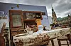 Mit einer „Mahnmal-Wohnung” hat Greenpeace beim Jungfernstieg für mehr Klimaschutz protestiert.
