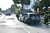 Feuerwehrleute löschten den brennenden VW Golf.