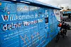 Ein Hermes-Paketautomat steht an einem Parkplatz auf St. Pauli.