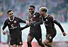 Manolis Saliakas, Oladapo Afolayan und Elias Saad jubeln in Rostock