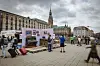 Mitten in der City und in Sichtweise des Rathauses haben die Aktivisten die Installation aufgebaut.