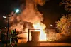 Die Feuerwehr löschte mehrere in Brand geratene Müllcontainer.