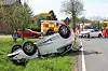 Ein Auto liegt kopfüber