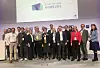 Die Teilnehmer der zehn Start-ups, die Jury, Veranstalter und Sponsoren stehen nach der Siegerehrung des Pitchs im Rahmen der „Nordic Startup Challenge“ zusammen auf der Bühne.