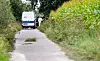 Polizeibeamte der kriminaltechnischen Untersuchungsstelle (KTU) untersuchen den Leichenfundort.