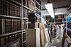 Büste von Albert Schäfer zwischen historischen Büchern und Akten im Archiv der Handelskammer