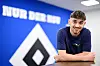 Bilal Yalcinkaya vor einer HSV-Wand