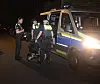 Die mutmaßliche Brandstifterin wird vor der Seniorenresidenz festgenommen.
