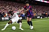 Yan Diomande und João Cancelo kämpfen im Camp Nou um den Ball.