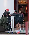 Joshua Kimmich (r.) auf dem Weg zum Münchner Trainingsplatz