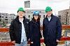 Stadtentwicklunssenatorin Karen Pein (SPD) lobte die innovative Fertigbeton-Technologie. Hier steht sie neben Chef des Bauunternehmens, Nikolaus Ditting (r.), und dem Bauleiter Henning Eggers.