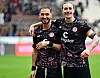 Leart Paqarada und Jackson Irvine freuen sich nach einem St. Pauli-Sieg.