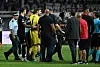Kevin Trapp versteht nach seiner Roten Karte die Welt nicht mehr und versucht dem Schiedsrichter (verdeckt) seine Version der Dinge zu erklären.