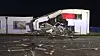 Teile der Fassade des Firmengebäudes in Nienburg/Weser wurden bei der Explosion auf die Straße geschleudert.