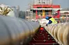 Arbeiter bauen Gas-Pipelines für den geplanten LNG-Flüssiggas-Schwimmterminal zusammen.