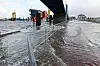 Wasser steht auf der Mole des Fähranlegers in Dagebüll, während der Pegel der Nordsee steigt.
