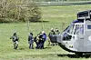 Soldaten evakuieren Personen bei einer Übung auf dem Gelände einer Radarstation bei Putgarten auf der Insel Rügen.