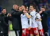 HSV-Trainer Tim Walter jubelt mit Mario Vuskovic