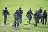 Soldaten sichern das Gelände einer Radarstation bei Putgarten auf der Insel Rügen.