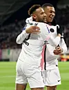 Kylian Mbappe (l.) und Neymar jubeln für Paris St. Germain.