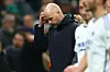 Erik ten Hag kratzt sich am Kopf und schaut ratlos.