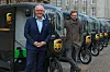 UPS-Chef Frank Jorgensen (links) und Hamburgs Verkehrssenator Anjes Tjarks (Grüne) vor den neuen Lastenrädern.