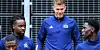 Dienstantritt: Simon Terodde (Mitte) zusammen mit Aaron Opoku (l.), Gideon Jung (2.v.l.) und Amadou Onana (r.) auf dem Weg zum Training.